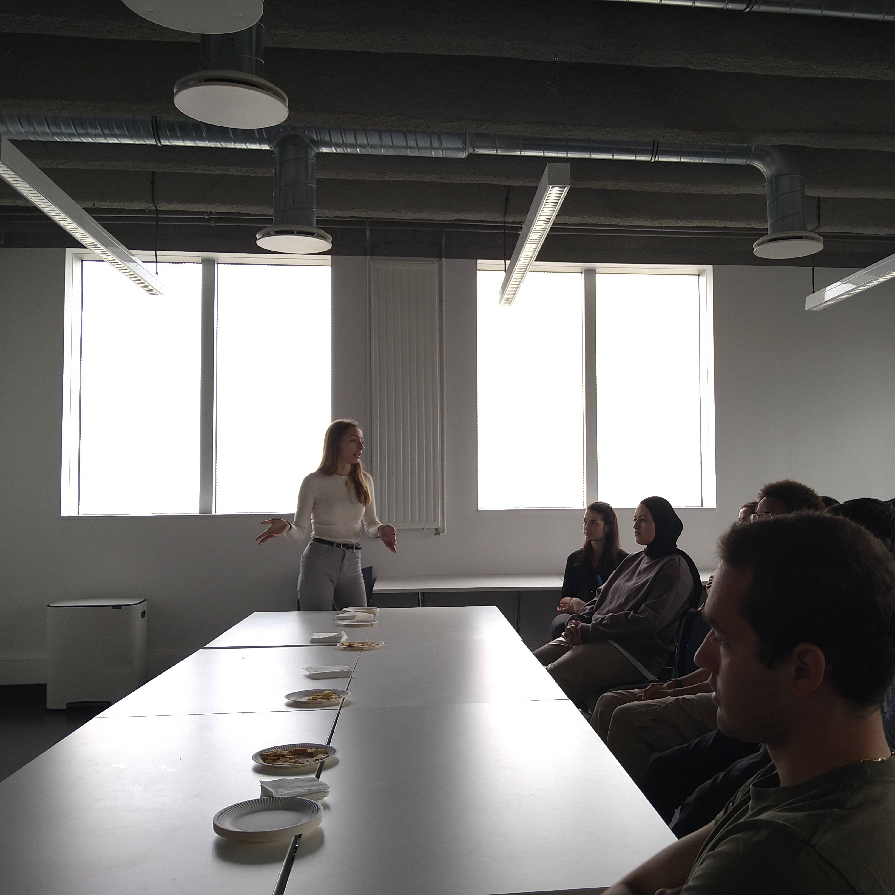 Clémence Duruel presenting at the Scientific pizza gathering